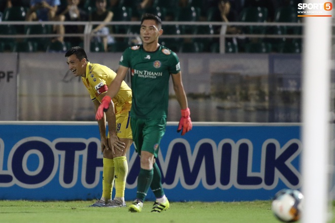 Ngoại binh nhập tịch phàn nàn trọng tài V.League: Đây không phải là bóng đá - Ảnh 7.