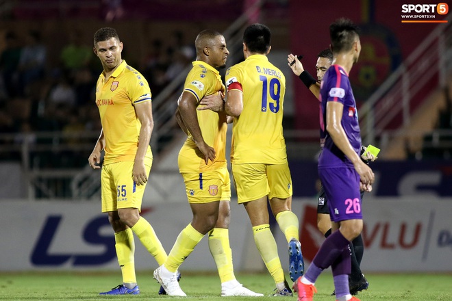 Ngoại binh nhập tịch phàn nàn trọng tài V.League: Đây không phải là bóng đá - Ảnh 6.