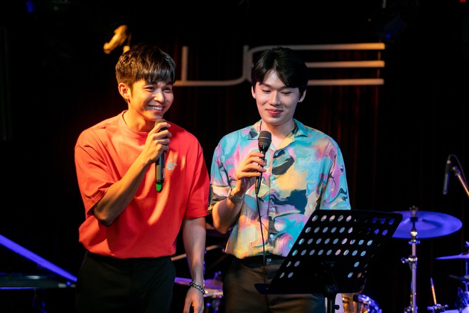 Jun Phạm công khai khoe nhẫn cặp với Ngô Kiến Huy, song ca bài hát mới toanh cùng với Quang Trung tại showcase mừng sinh nhật - Ảnh 7.