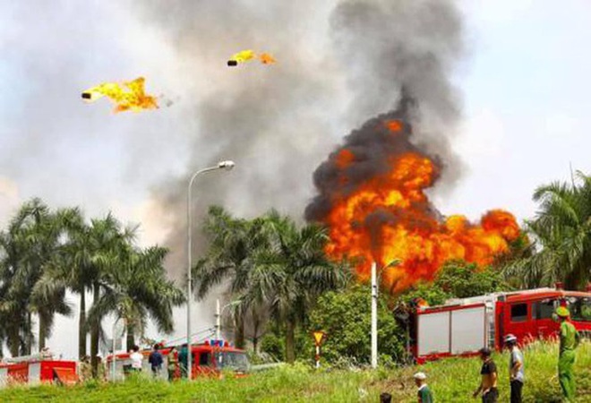 Có hiện tượng rò rỉ hóa chất trong vụ cháy kho xưởng sơn ở Long Biên - Ảnh 2.