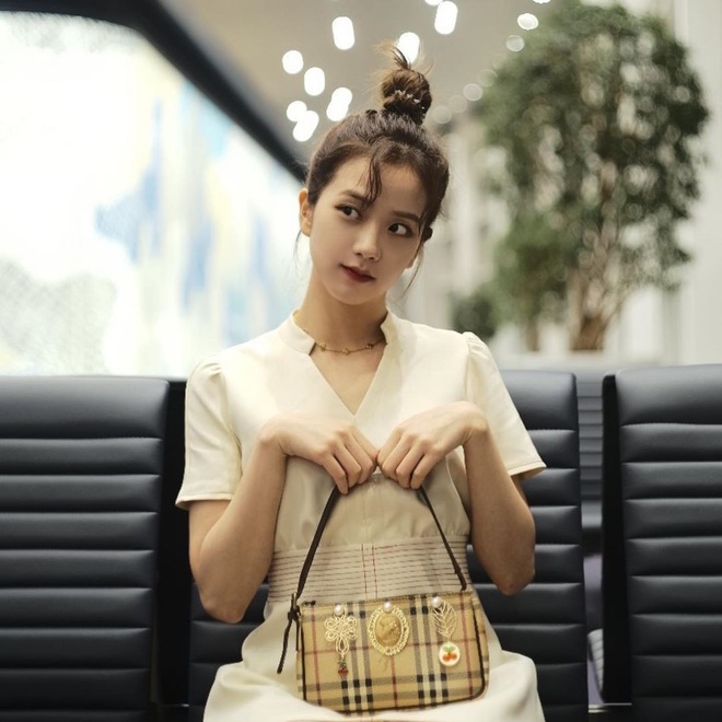 Jisoo đ&acirc;u chỉ x&otilde;a t&oacute;c suốt ng&agrave;y, c&ocirc; n&agrave;ng c&ograve;n c&oacute; 4 c&aacute;ch buộc t&oacute;c xinh ngẩn ngơ m&agrave; ai kh&ocirc;ng học theo sẽ tiếc - Ảnh 1.