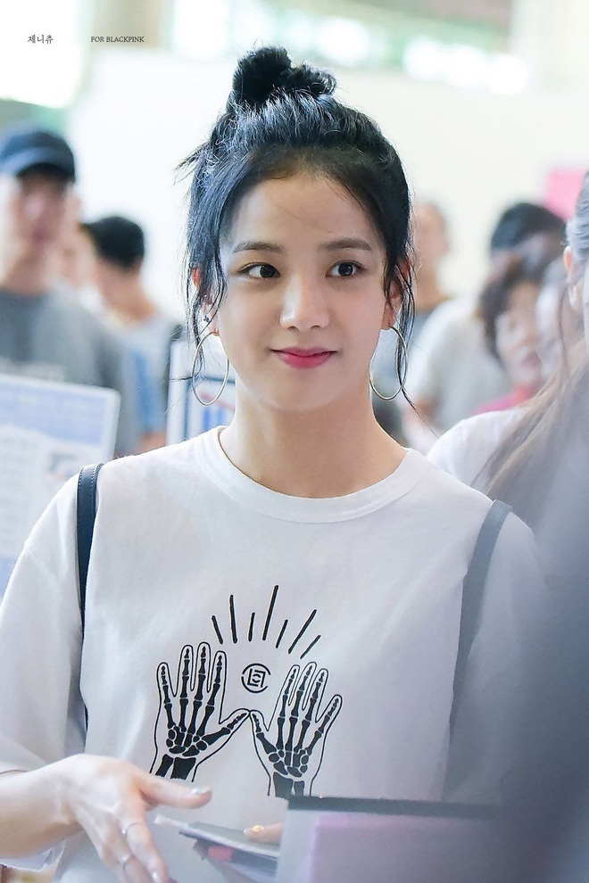 Jisoo đ&acirc;u chỉ x&otilde;a t&oacute;c suốt ng&agrave;y, c&ocirc; n&agrave;ng c&ograve;n c&oacute; 4 c&aacute;ch buộc t&oacute;c xinh ngẩn ngơ m&agrave; ai kh&ocirc;ng học theo sẽ tiếc - Ảnh 2.
