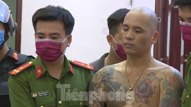 Đột kích boongke mua bán ma túy được gia cố bằng bê tông và sắt - Ảnh 2.