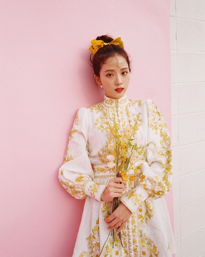 Jisoo đ&acirc;u chỉ x&otilde;a t&oacute;c suốt ng&agrave;y, c&ocirc; n&agrave;ng c&ograve;n c&oacute; 4 c&aacute;ch buộc t&oacute;c xinh ngẩn ngơ m&agrave; ai kh&ocirc;ng học theo sẽ tiếc - Ảnh 3.