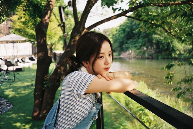 Jisoo đ&acirc;u chỉ x&otilde;a t&oacute;c suốt ng&agrave;y, c&ocirc; n&agrave;ng c&ograve;n c&oacute; 4 c&aacute;ch buộc t&oacute;c xinh ngẩn ngơ m&agrave; ai kh&ocirc;ng học theo sẽ tiếc - Ảnh 5.
