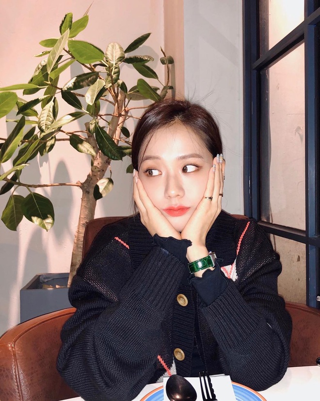 Jisoo đ&acirc;u chỉ x&otilde;a t&oacute;c suốt ng&agrave;y, c&ocirc; n&agrave;ng c&ograve;n c&oacute; 4 c&aacute;ch buộc t&oacute;c xinh ngẩn ngơ m&agrave; ai kh&ocirc;ng học theo sẽ tiếc - Ảnh 6.