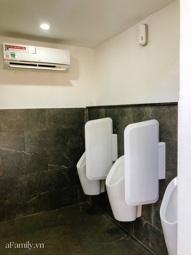 Mục sở thị nhà vệ sinh 5 sao đang hot nhất Hội An: Ra vô bằng cửa tự động cảm biến, điều hòa mát lạnh và hàng ghế chờ như công viên liệu có đáng giá 10k/lượt? - Ảnh 6.