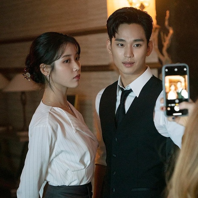 Biết Kim Soo Hyun thân sát vách với IU, NSX Điên Thì Có Sao cho cô em gái quốc dân làm cameo theo kiểu đặc biệt luôn! - Ảnh 3.