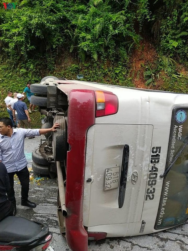 Xe kh&aacute;ch chở gần 30 người lật ngang đ&egrave;o tại L&agrave;o Cai - Ảnh 1.