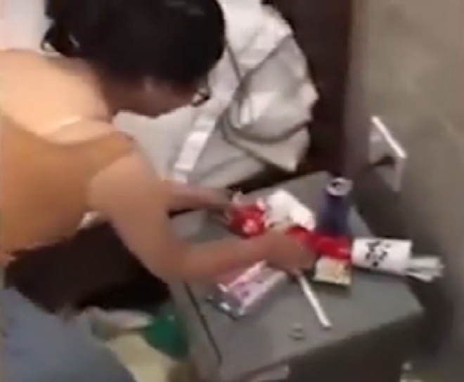 Vụ nh&oacute;m thanh ni&ecirc;n vừa h&ograve; h&eacute;t vừa n&eacute;m đồ ăn khắp ph&ograve;ng: C&ocirc; g&aacute;i xả r&aacute;c l&ecirc;n tiếng xin lỗi - Ảnh 3.