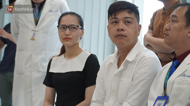 Thông tin mới nhất của cặp song sinh được tách rời: Bé Diệu Nhi đã cai máy thở, phản xạ tốt khi nghe giọng cha mẹ - Ảnh 2.