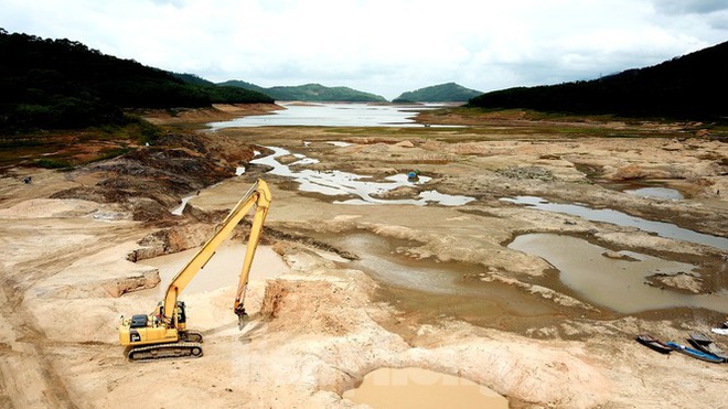 Điều chưa từng xảy ra ở hồ nước ngọt lớn nhất Quảng Ninh: B&ograve; dạo chơi giữa l&ograve;ng hồ - Ảnh 7.