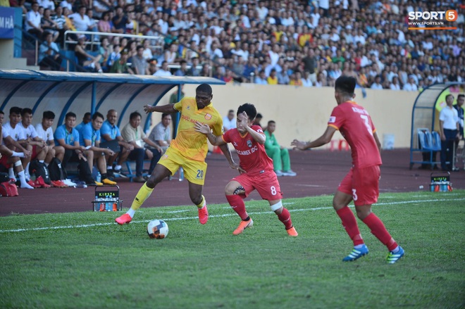 Hàng nghìn CĐV Nam Định đồng loạt quay lưng để phản đối trọng tài V.League - Ảnh 10.