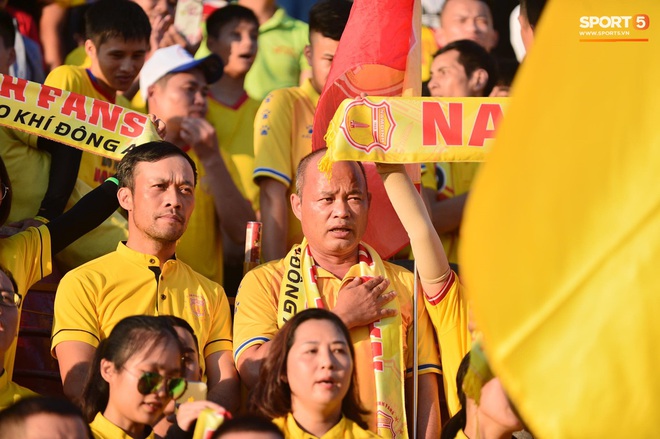 Hàng nghìn CĐV Nam Định đồng loạt quay lưng để phản đối trọng tài V.League - Ảnh 1.
