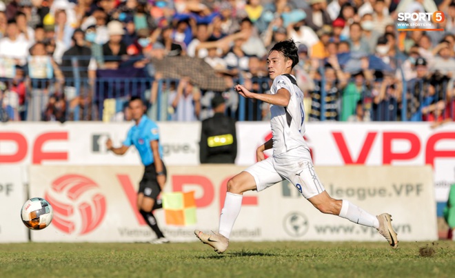 Đội hình tiêu biểu giai đoạn 1 V.League 2020: Công Phượng sát cánh bạn thân và đồng hương thầy Park - Ảnh 5.