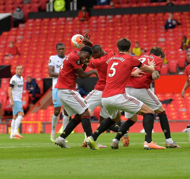 Tình huống Pogba dùng tay cản bóng vì sợ đau: Cầu thủ đắt giá nhất MU ném ánh mắt hình viên đạn về phía đối thủ sau khi bị chọc quê - Ảnh 2.