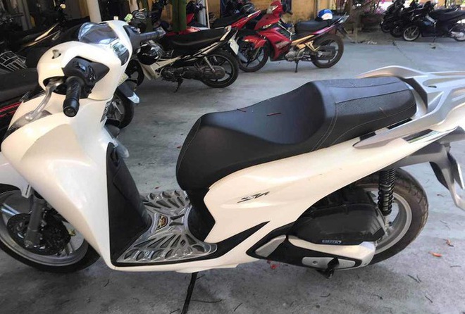 Mượn tạm xe SH đỗ ven đường đi từ Huế về Hà Nội - Ảnh 1.