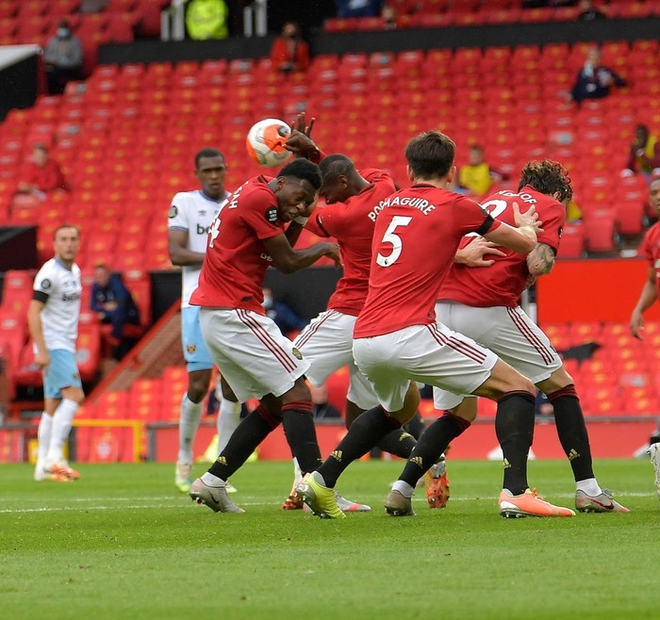 Manchester United nhọc nhằn vào top 4: Pogba chơi bóng chuyền trong vòng cấm, bàn thắng của sao trẻ cứu Quỷ đỏ - Ảnh 3.
