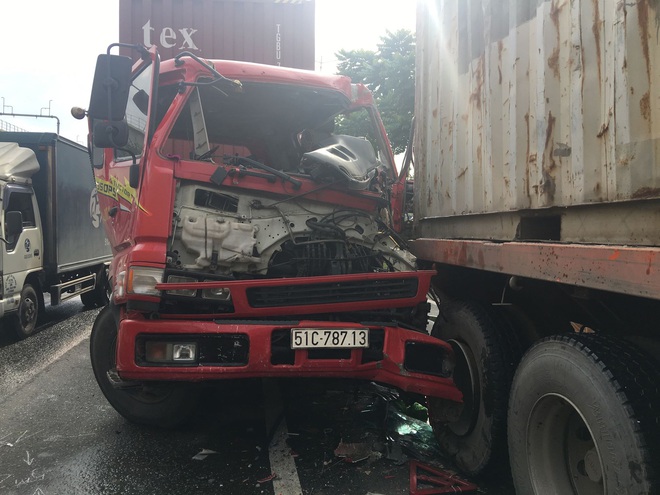 TP. HCM: Đầu xe container bẹp nát sau cú tông cực mạnh, tài xế bị mắc kẹt kêu cứu thảm thiết - Ảnh 2.