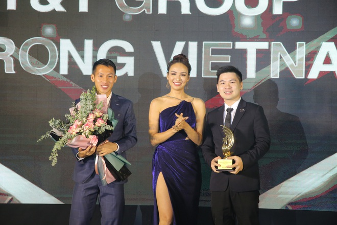 H&ugrave;ng Dũng diện vest bảnh bao, c&ugrave;ng chủ tịch 9x của CLB H&agrave; Nội dự lễ trao giải thưởng cho chiến dịch đầy &yacute; nghĩa - Ảnh 2.