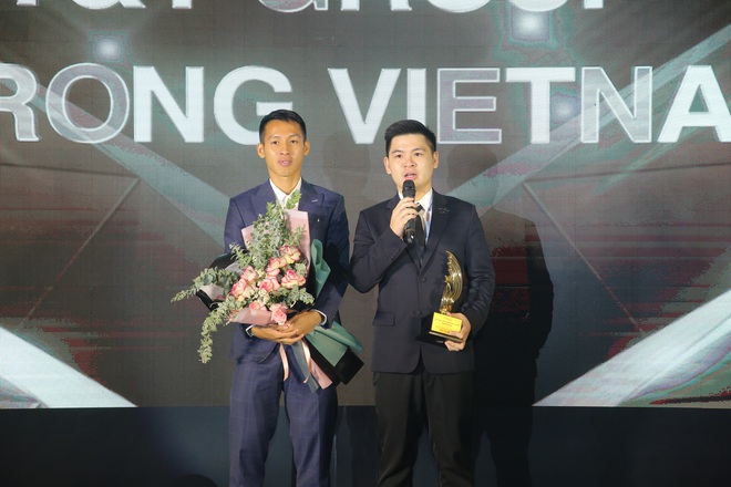 H&ugrave;ng Dũng diện vest bảnh bao, c&ugrave;ng chủ tịch 9x của CLB H&agrave; Nội dự lễ trao giải thưởng cho chiến dịch đầy &yacute; nghĩa - Ảnh 1.