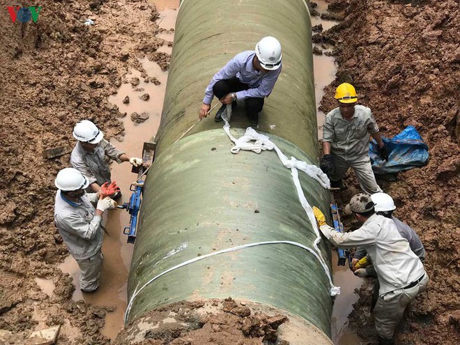 Đường ống nước sạch s&ocirc;ng Đ&agrave; lại xảy ra sự cố đoạn qua Đại lộ Thăng Long - Ảnh 1.