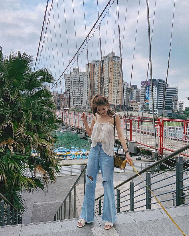 Mê quần jeans nhưng sợ phát ngốt vì nắng hè, chị em cứ nhắm trúng 4 kiểu dáng thoải mái sau mà diện - Ảnh 16.