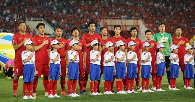 BTC thiếu chuy&ecirc;n nghiệp, Xu&acirc;n Trường v&agrave; đồng đội phải đứng ch&agrave;o cờ với đội h&igrave;nh k&eacute;m duy&ecirc;n - Ảnh 6.