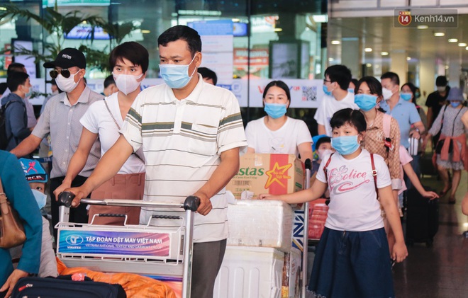 Người dân Sài Gòn và Hà Nội kích hoạt lại các biện pháp phòng chống dịch: Tuân thủ đeo khẩu trang nơi đông người - Ảnh 10.