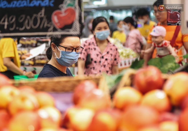 Người dân Sài Gòn và Hà Nội kích hoạt lại các biện pháp phòng chống dịch: Tuân thủ đeo khẩu trang nơi đông người - Ảnh 12.