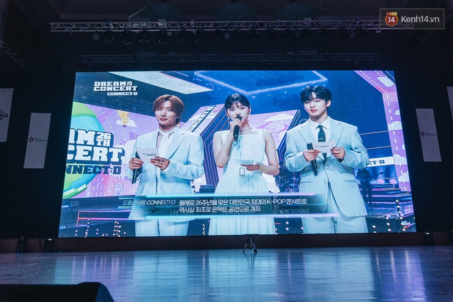 Hàng trăm fan tại Hà Nội cùng xem Dream Concert phát sóng trực tuyến trên toàn cầu; EXO-SC, Red Velvet và dàn sao Kpop quẩy hết nấc - Ảnh 2.