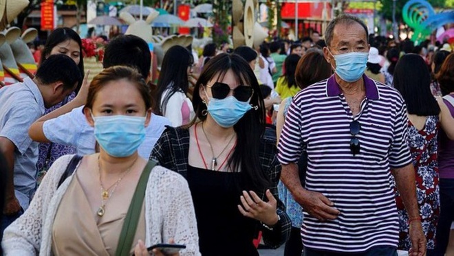 Hà Nội yêu cầu đeo khẩu trang ở những nơi công cộng tập trung đông người để phòng Covid-19 - Ảnh 1.