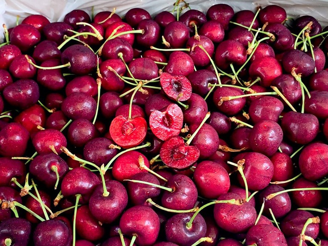 Cherry hàng vip nhập khẩu của Mỹ rẻ chưa từng thấy, chỉ 299.000 đồng/kg bán đầy siêu thị - Ảnh 1.