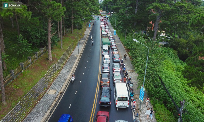 Cửa ngõ Đà Lạt ùn tắc kéo dài, hàng trăm ôtô nhúc nhích từng chút trong cơn mưa chiều - Ảnh 1.