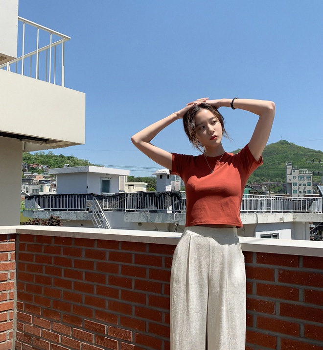 Ngay cả khi body chưa được nuột n&agrave;, bạn vẫn diện &aacute;o crop top đẹp hết &yacute; nếu ưu ti&ecirc;n 5 kiểu sau đ&acirc;y - Ảnh 4.