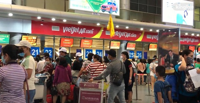 Ảnh, clip: Sân bay Đà Nẵng tấp nập người làm thủ tục, nhiều khách mua vé giờ chót - Ảnh 1.