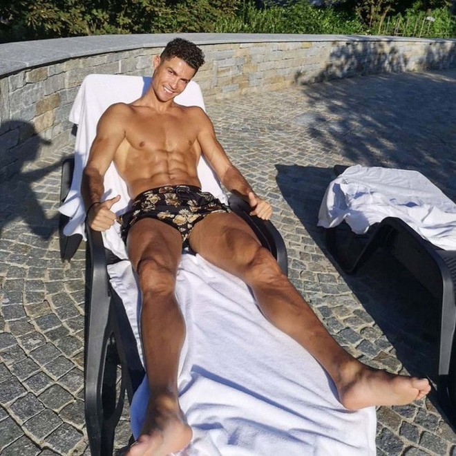 Đồng nghiệp cũng phải cho&aacute;ng v&igrave; vẻ ngo&agrave;i cực phẩm của Ronaldo: Anh ta tr&ocirc;ng giả giả, l&ecirc;n h&igrave;nh cứ như b&uacute;p b&ecirc; Ken vậy - Ảnh 1.