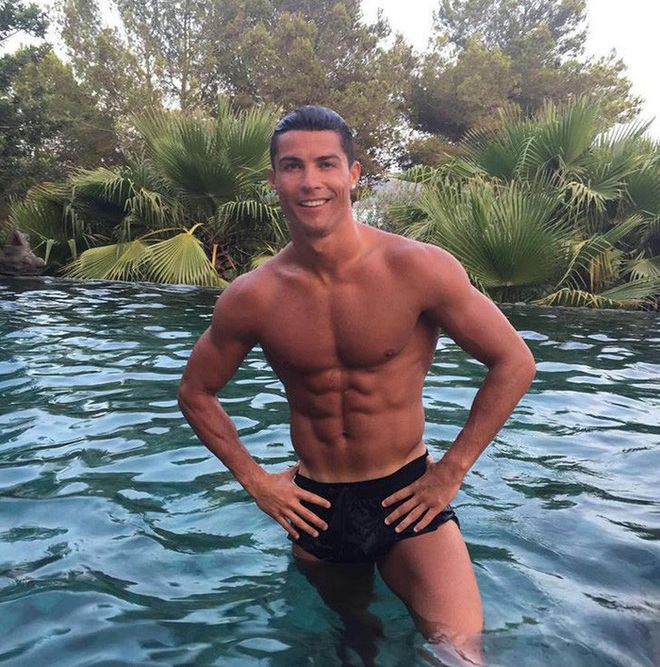 Đồng nghiệp cũng phải choáng vì vẻ ngoài cực phẩm của Ronaldo: Anh ta trông giả giả, lên hình cứ như búp bê Ken vậy - Ảnh 2.