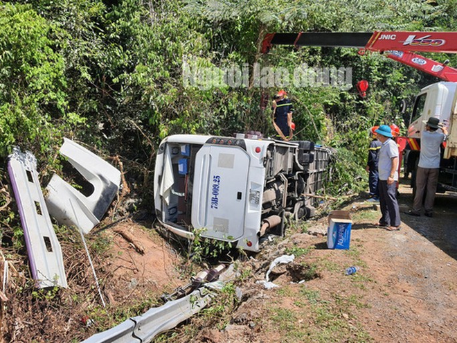 Vụ tai nạn khiến 15 người chết tại Quảng Bình: Tài xế lái xe 47 chỗ ngồi chỉ có bằng B2? - Ảnh 1.