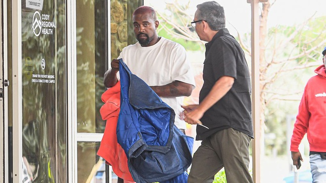 Kanye West nhập viện khẩn cấp sau khi đăng đàn xin lỗi bà xã Kim siêu vòng 3, chuyện gì đây? - Ảnh 2.