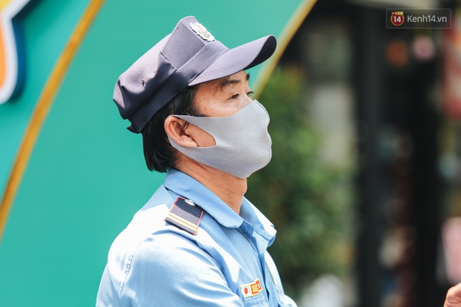 Ch&ugrave;m ảnh: Khẩu trang ch&iacute;nh thức trở th&agrave;nh vật bất ly th&acirc;n với người d&acirc;n S&agrave;i G&ograve;n v&agrave; H&agrave; Nội - Ảnh 20.