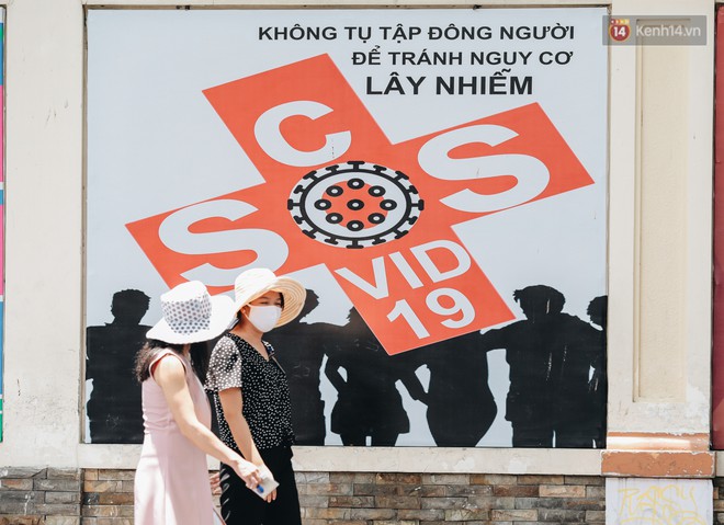 Ch&ugrave;m ảnh: Khẩu trang ch&iacute;nh thức trở th&agrave;nh vật bất ly th&acirc;n với người d&acirc;n S&agrave;i G&ograve;n v&agrave; H&agrave; Nội - Ảnh 15.
