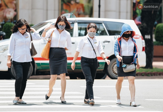 Ch&ugrave;m ảnh: Khẩu trang ch&iacute;nh thức trở th&agrave;nh vật bất ly th&acirc;n với người d&acirc;n S&agrave;i G&ograve;n v&agrave; H&agrave; Nội - Ảnh 14.