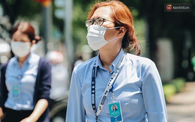 Ch&ugrave;m ảnh: Khẩu trang ch&iacute;nh thức trở th&agrave;nh vật bất ly th&acirc;n với người d&acirc;n S&agrave;i G&ograve;n v&agrave; H&agrave; Nội - Ảnh 17.