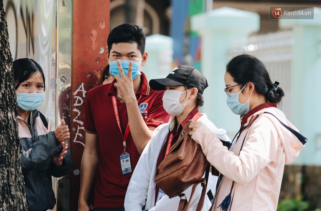 Ch&ugrave;m ảnh: Khẩu trang ch&iacute;nh thức trở th&agrave;nh vật bất ly th&acirc;n với người d&acirc;n S&agrave;i G&ograve;n v&agrave; H&agrave; Nội - Ảnh 16.