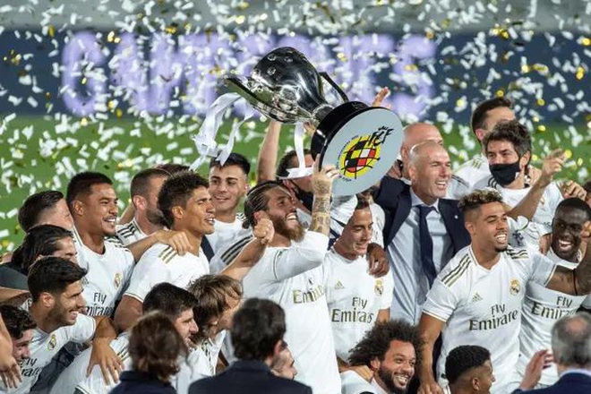  Vừa “ẵm” cúp, Real Madrid lại “xin” cầu thủ… giảm lương  - Ảnh 1.