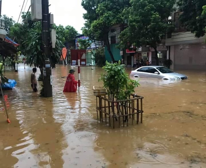 Mưa lớn tr&uacute;t xuống g&acirc;y ngập lụt ở L&agrave;o Cai, &ocirc; t&ocirc; ngụp lặn dưới nước - Ảnh 2.