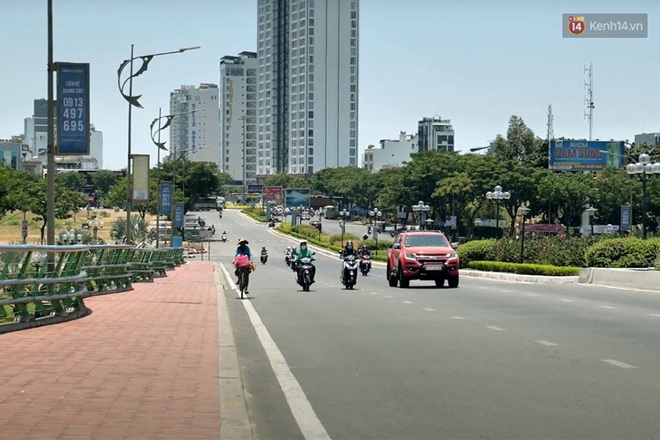 Clip Đ&agrave; Nẵng vắng lặng: Đường phố thưa người, nhiều h&agrave;ng qu&aacute;n treo biển tạm đ&oacute;ng cửa - Ảnh 2.