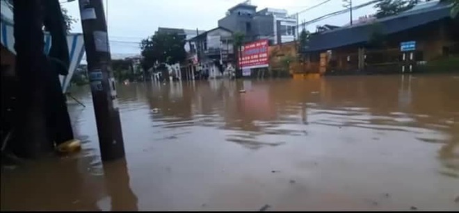 Mưa lớn tr&uacute;t xuống g&acirc;y ngập lụt ở L&agrave;o Cai, &ocirc; t&ocirc; ngụp lặn dưới nước - Ảnh 4.