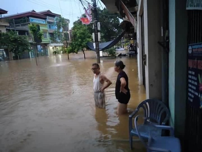 Mưa lớn tr&uacute;t xuống g&acirc;y ngập lụt ở L&agrave;o Cai, &ocirc; t&ocirc; ngụp lặn dưới nước - Ảnh 5.